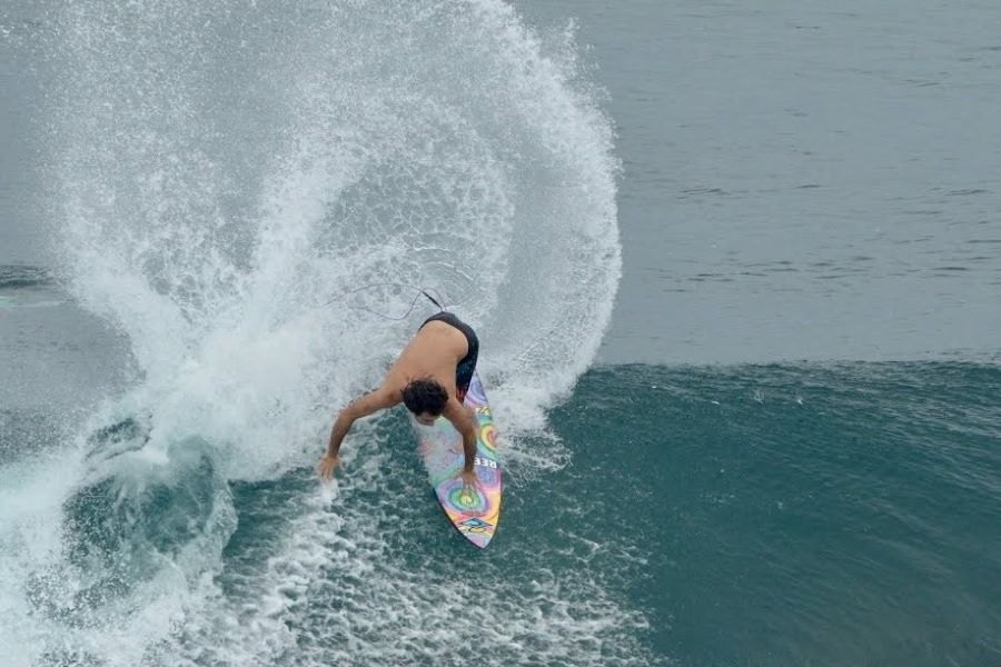 Kelly Slater e Mason Ho partilham dois dias de surf em Uluwatu