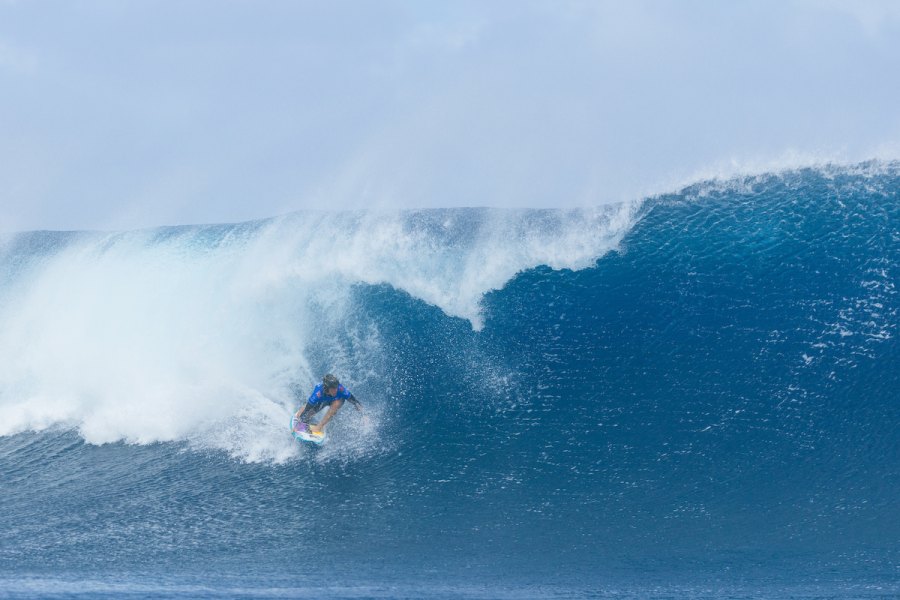 Teahupo’o desafia as mulheres: Yolanda Hopkins elimina Stephanie Gilmore e Kelia Gallina faz história aos 14 anos