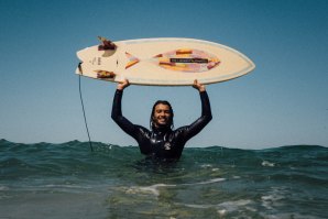 Miguel Blanco fez uma prancha com máscaras descartáveis como um alerta para a poluição dos oceanos