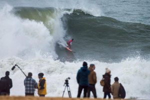 Lucas Chumbo na Nazaré durante o Big Wave Tour Nazaré Challenge   Foto: @WSL / Masurel