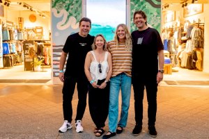 O CEO da Rip Curl, Ashley Reade, a Diretora-Geral de Produto Grace Gorman, a surfista da Rip Curl Stephanie Gilmore e o Diretor-Geral de Marketing James Taylor, em frente a uma nova loja Rip Curl em Bondi Beach. Foto cortesia da Rip Curl.