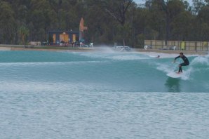 UMA SESSÃO DE LONGBOARD NA PISCINA DE ONDAS SURF LAKES