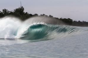 São ondas como esta que atraem surfistas de todo o mundo