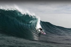 Caitlin Simmers, Stephanie Gilmore e Zoe McDougall, um pouco por todo o lado