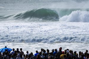 Michel Bourez numa onda que espelha bem as condições no primeiro dia de competição em Peniche.