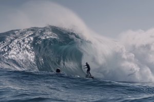 O surf do big rider Russell Bierke numa espectacular e impactante curta-metragem