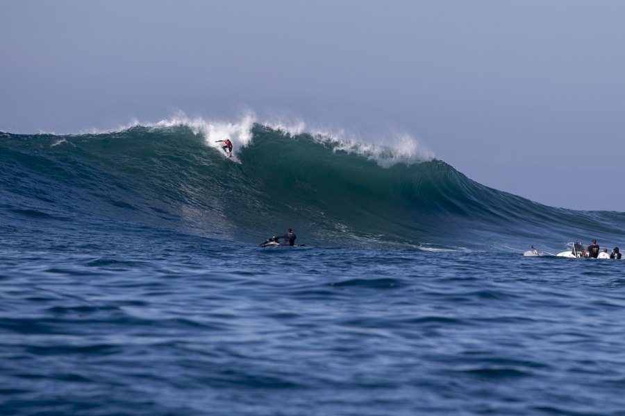 Português Ivo Cação marca presença na ultima sessão de Surf em Mavericks