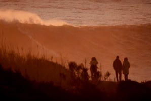 TOW IN SURF NAS HORAS DOURADAS NO SITIO DA NAZARÉ