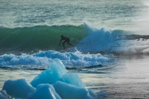 SURFANDO COM ICEBERGUES NO FIM DO MUNDO