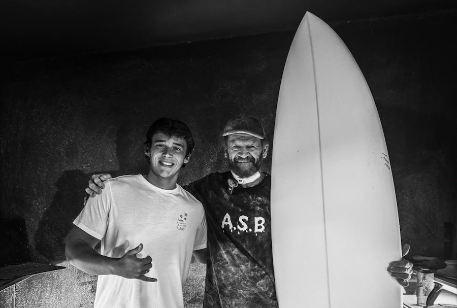 NEV partilha décadas de conhecimento e inspira surfista português em workshop de shape