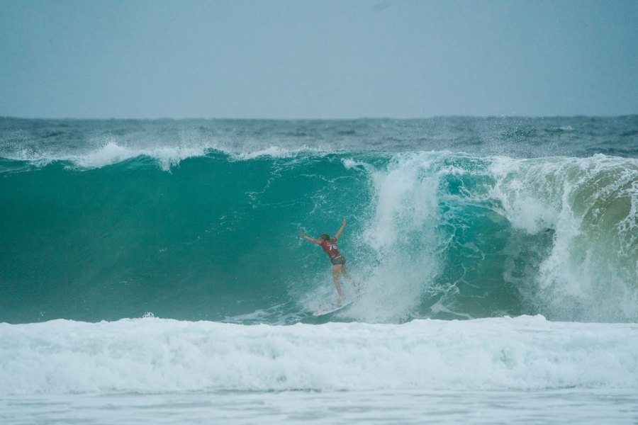 Filipe Toledo e Nadia Erostarbe destacam-se no segundo dia em Snapper Rocks