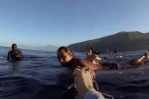 Imagens mostram bom ambiente entre todos quantos surfam Teahupoo