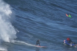 SURFISTA VS JET SKI NA NAZAR&Eacute;