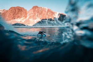 UM SURFISTA DE BALI NAS ONDAS GELADAS DA NORUEGA