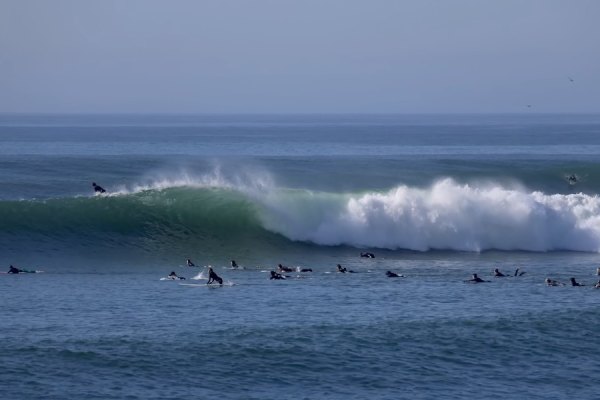 Ondulação rara de sul acorda Malibu em pleno mês de março