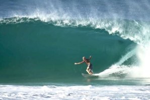 Kelly Slater sente-se em casa dentro dos tubos no North Shore