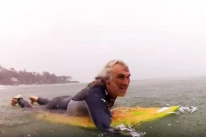 Trio de amigos surfistas sexagenários dão mote a filme.