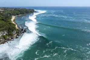 Vista aérea dos belos tubos da onda de Padang Padang na Indonésia
