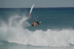 Foi após este momento que o surfista Hawaiano apanhou com a prancha na orelha