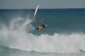 Foi após este momento que o surfista Hawaiano apanhou com a prancha na orelha