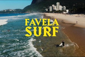 Nic Von Rupp surfa na Rocinha, uma das maiores favelas da América Latina