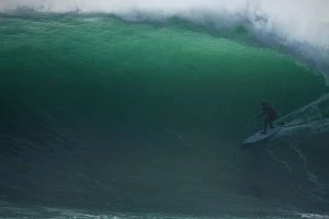 Tim Bonython regista dia inesquecível de surf à remada na Nazaré