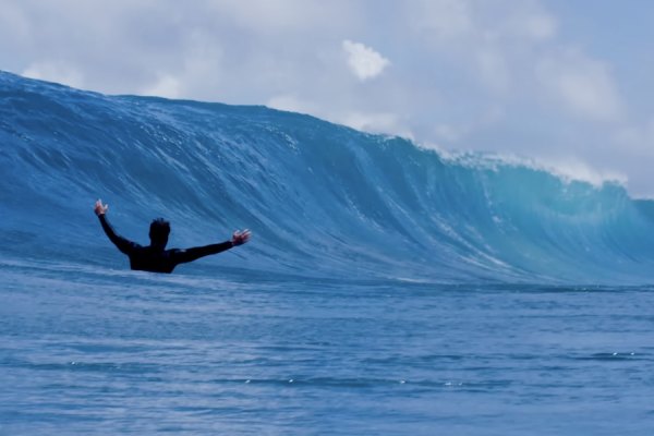Nathan Florence explora recife remoto e surfa tubos rasos e pesados “sem ninguém por perto”