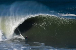Blanco dropa uma das ondas maiores que j&aacute; vimos serem surfadas &agrave; remada na Costa Oeste Portuguesa. Click por Luis Bento