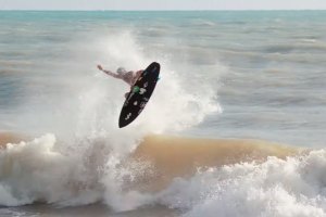 ITALO FERREIRA MOSTRA A SUA CRIATIVIDADE E MANOBRAS EXPLOSIVAS EM ONDAS PEQUENAS