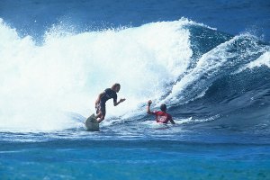 O &quot;high five&quot; que ninguém esquece no mundo do surf.