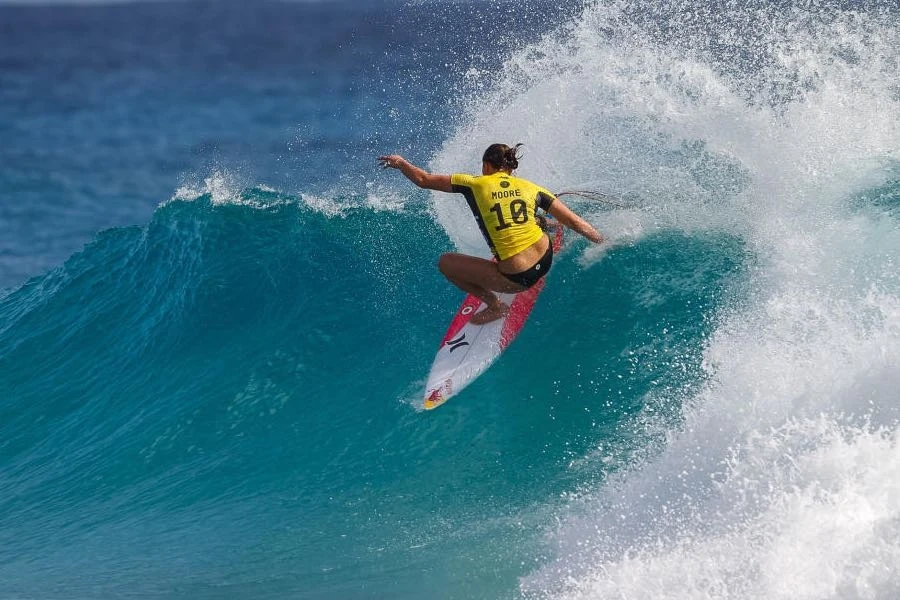 Carissa Moore defende o título mundial e já se encontra na ronda 5.
