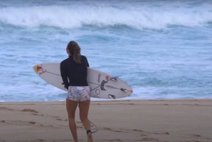 Uma manhã movimentada em Pipeline, com Carissa Moore, Billy Kemper, Seth Moniz e outros