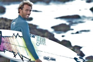 Frederico Morais a entrar para a sessão de free surf ontem em Ribeira D&#039;Ilhas antes do seu heat dos oitavos de final