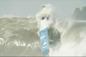 Barco naufraga espetacularmente em Nias