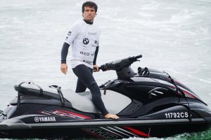 Sérgio Cosme foi o piloto que rebocou o brasileiro para a onda do recorde mundial.