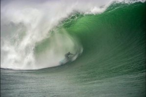 Geraóid McDaid faz turismo na sua propria casa, e explora as ondas imponentes da Irlanda