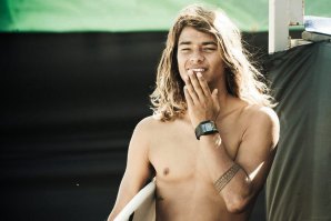 Miguel Blanco a viver a vida do surf ao máximo.