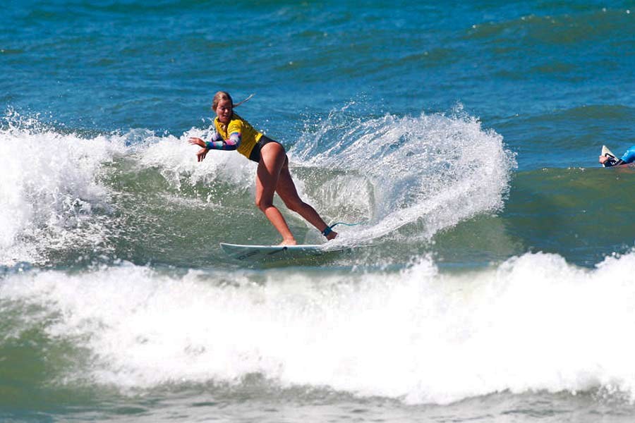 A esta altura do ano, é um luxo poder surfar de fato de banho. Camilla Kemp a aproveitar ao máximo.
