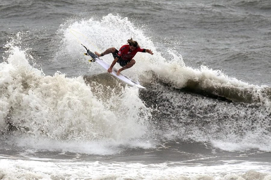 O australiano Wade Carmichael é um dos surfistas ainda em prova.