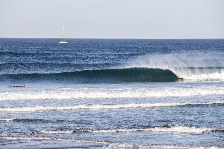 Boas ondas a Norte para uma competição de Escolas de Surf