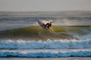 Teresa Pereira alinhou-se com as ondas e aplicou um surf de elevado nível na Praia do Cabedelo de Viana do Castelo