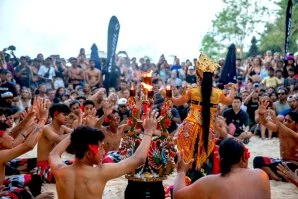 Rip Curl Cup Padang Padang 2026 anuncia um elenco de luxo para a batalha nos tubos de Bali