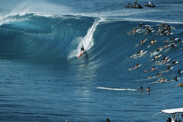 A beleza brutal de Teahupo’o num novo vídeo cinematográfico