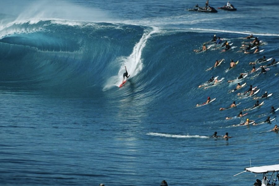 A beleza brutal de Teahupo’o num novo vídeo cinematográfico