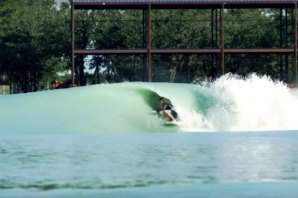 A piscina de Waco recebe surfistas de todo o mundo que procuram surfas as famosas ondas do BSR Cable Park