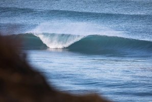 Frederico Morais, Nic Von Rupp e Kanoa Igarashi na última surfada de 2021, na Pedra Branca