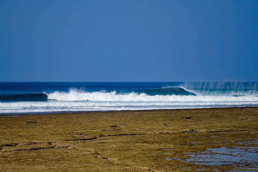 Resort de luxo em Rote gera polémica sobre acesso à onda de Bo’a e leva à detenção de surfista local