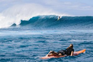 Charlize Theron vai produzir filme sobre o surf de ondas grandes feminino