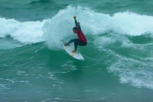 VASCO RIBEIRO DOMINA CONDIÇÕES DIFÍCEIS NO CAPARICA SURF FEST POWERED BY OAKLEY