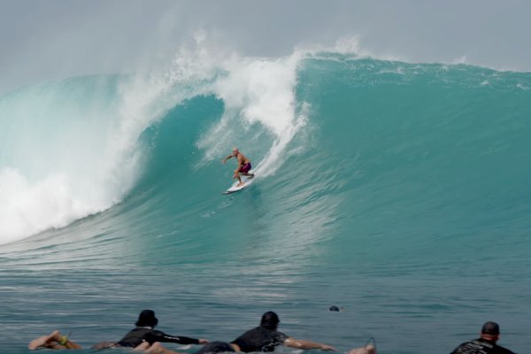 Kelly Slater aparece de surpresa nas Mentawai, na Indonésia, e dá um show de surf